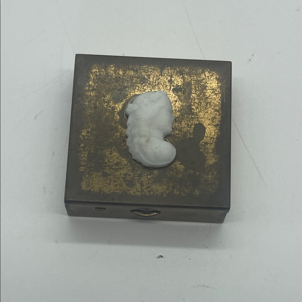 Vintage Cameo Pillbox